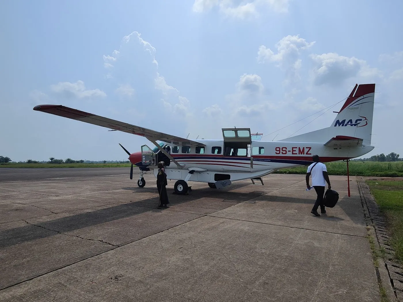 現地調査で使う小型機